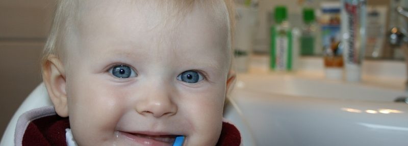 Quand commencer à se laver les dents ?