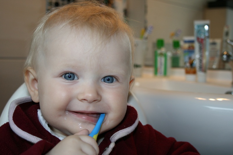 Un enfant se brosse les dents