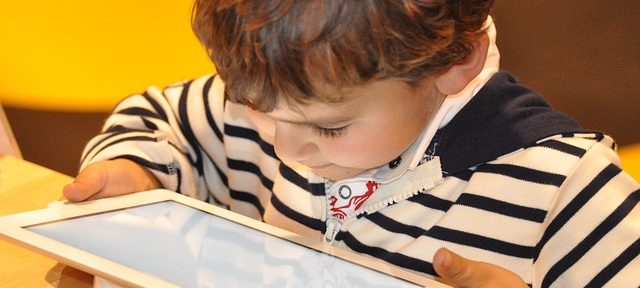 Smartphones et tablettes pour les très jeunes enfants, une erreur à éviter