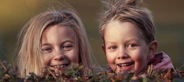 Des jeux amusants pour les enfants avec un papier et un stylo